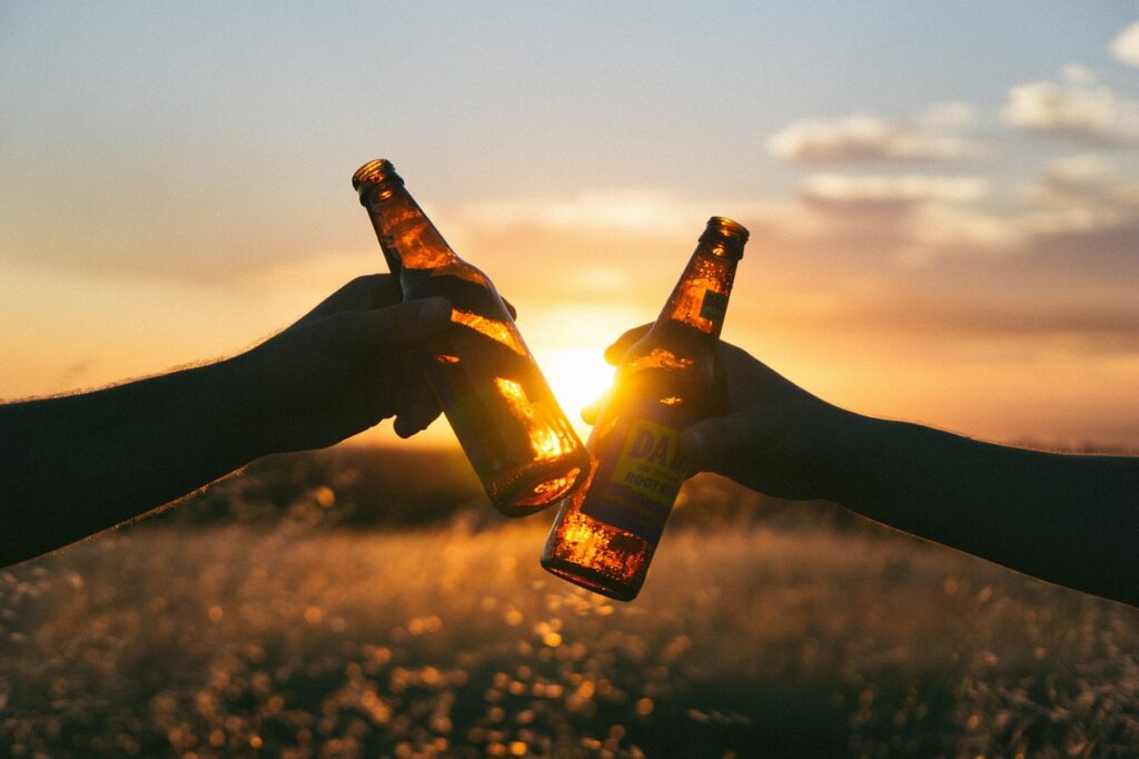 bier im sonnenuntergang